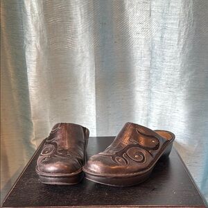 Naot Women's Black Leather Mules